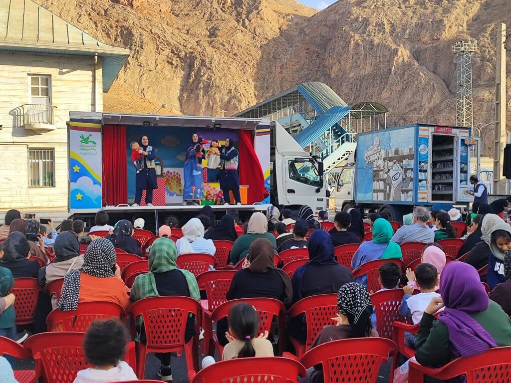تماشاخانه سیار کانون استان تهران مهمان کودکان فیروزکوه در هفته فرهنگی این شهرستان شد