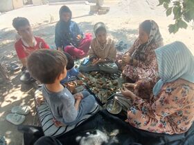 اعضای مرکز شماره ۱ سیار روستایی کانون کرمانشاه برای دوستان خود دست‌سازه گِلی ساختند