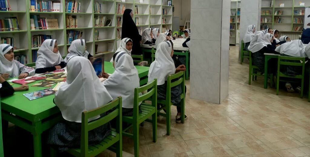 بازدید دانشآموزان دبستان آیندهسازان از قدیمیترین کتابخانه کانون در مشهد