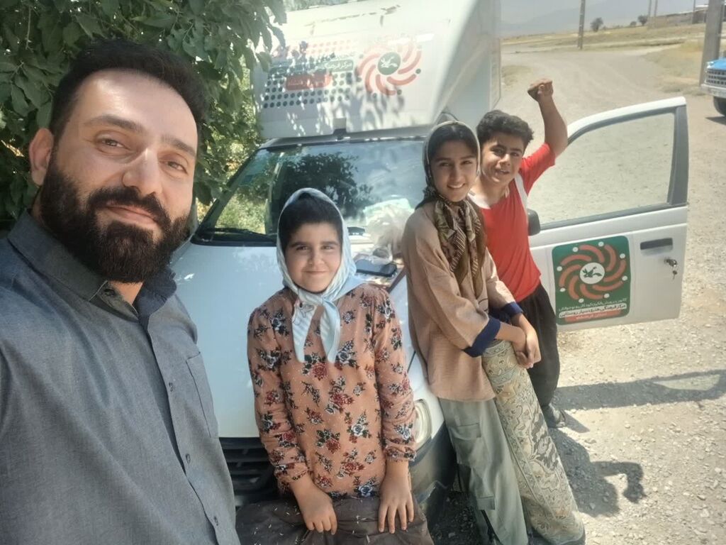اعضای مرکز شماره ۱ سیار روستایی کانون کرمانشاه برای دوستان خود دستسازه گِلی ساختند