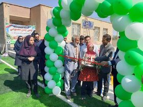 آیین افتتاح زمین چمن مصنوعی مدرسه حاج ذات‌الله با حضور مرکز سیار روستایی کانون سرخه برگزار شد