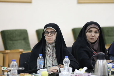 ویدا ملکی مدیرکل کانون تهران و لیلا بابایی مدیرکل سرگرمی های کانون  در  هفتمین نشست مدیران ارشد کانون
