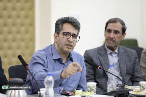 مجتبی دانشور سرپرست روابط عمومی و روح- الله عباسی نژاد مدیر دفتر مرکزی حراست کانون در هفتمین نشست مدیران ارشد کانون