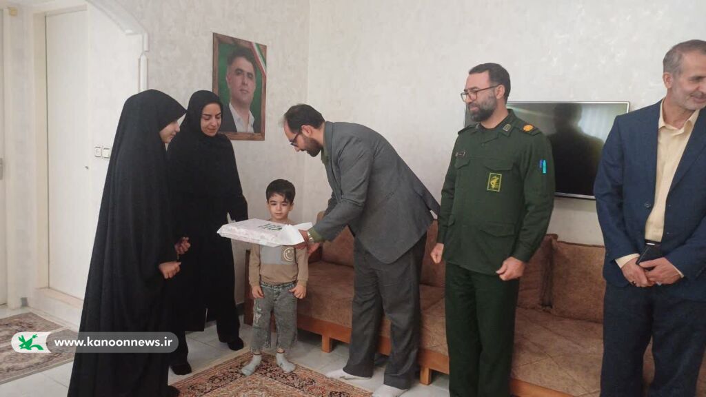 دیدار مدیرکل کانون همدان با خانواده شهید "حسن محمدی"