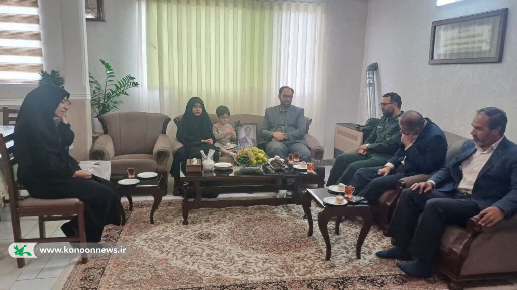 دیدار مدیرکل کانون همدان با خانواده شهید "حسن محمدی"