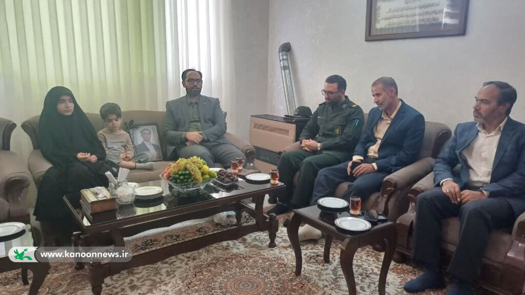 دیدار مدیرکل کانون همدان با خانواده شهید "حسن محمدی"