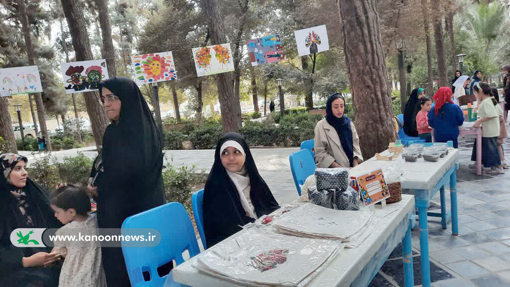 قاب ماندگار اعضای کانون اردکان با شعار "لبخند کودکان، الفبای وطن"/از رقابت مهیج رباتیک تا بازارچه دست‌سازه‌ها