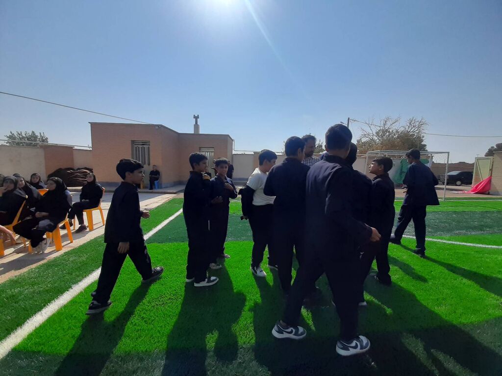 آیین افتتاح زمین چمن مصنوعی مدرسه حاج ذات‌الله با حضور مرکز سیار روستایی کانون سرخه برگزار شد