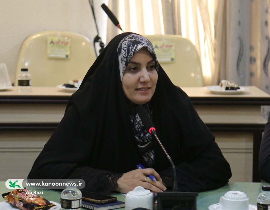 اهدای سند مرکز فرهنگی شبانکاره و تقدیر از تیم اجرایی هفته ملی کودک شهرستان بوشهر