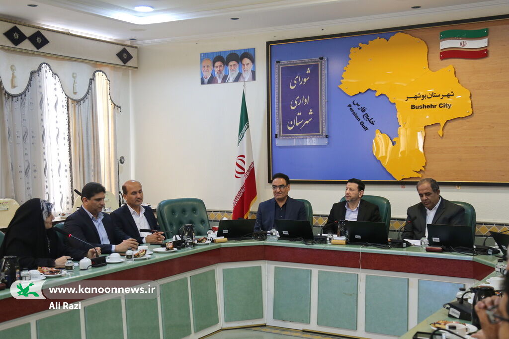 اهدای سند مرکز فرهنگی شبانکاره و تقدیر از تیم اجرایی هفته ملی کودک شهرستان بوشهر