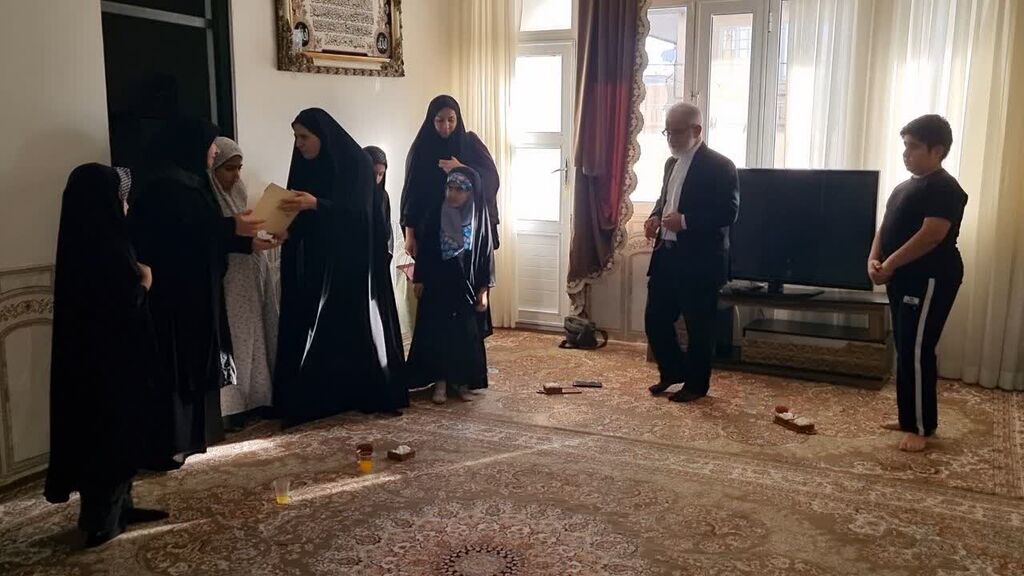 کودکان عضو کانون سرپل ذهاب میهمان خانواده شهید کمرخانی شدند