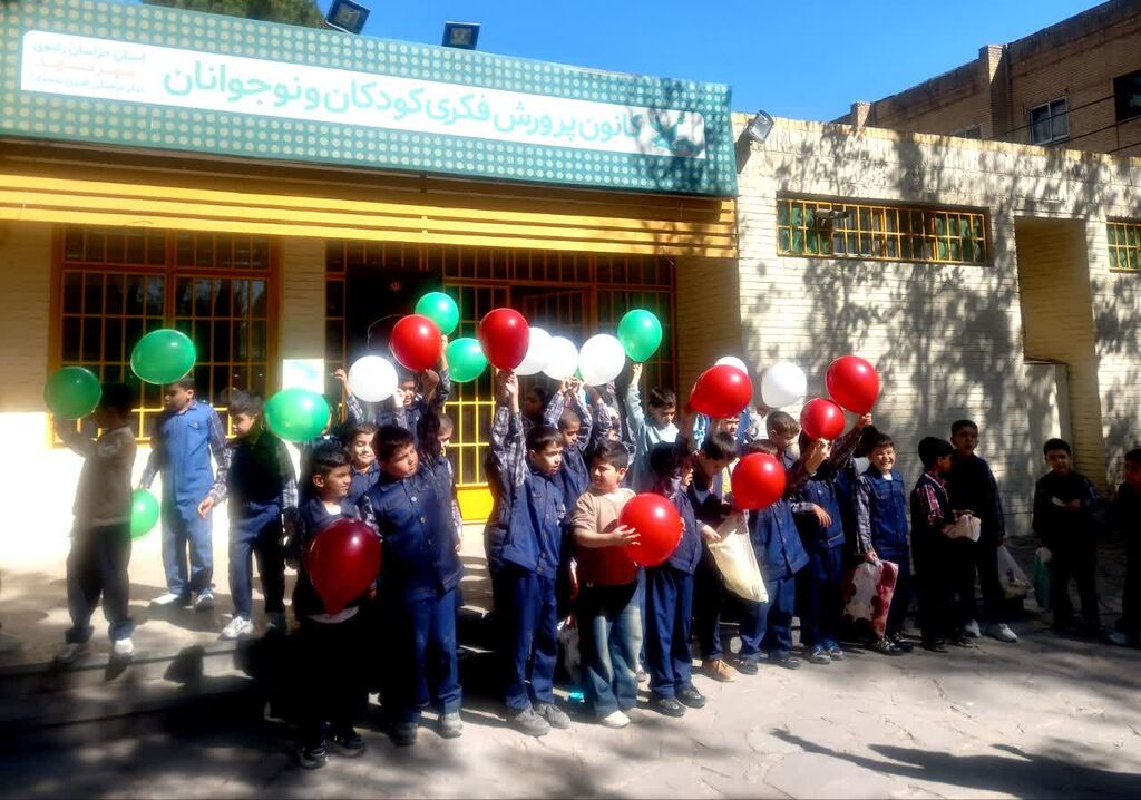 دانش‌آموزان دبستان مکرم در هفته ملی کودک میهمان مرکز ۱ مشهد شدند