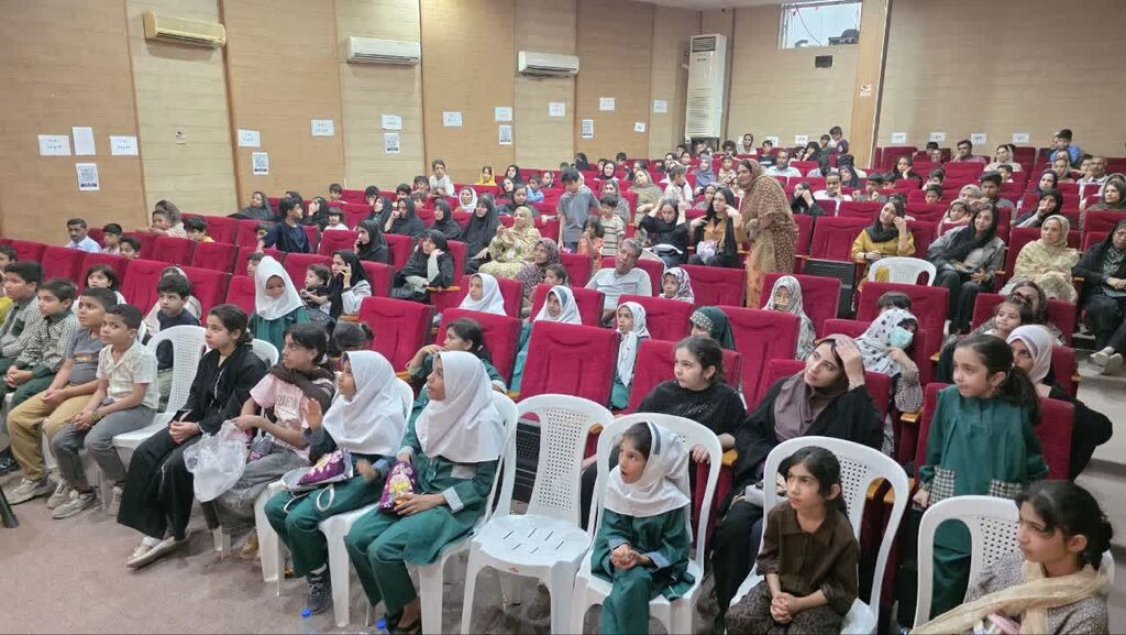 مربی و اعضای کانون کرمانشاه برای خانواده شهدای میناب تئاتر عروسکی اجرا کردند