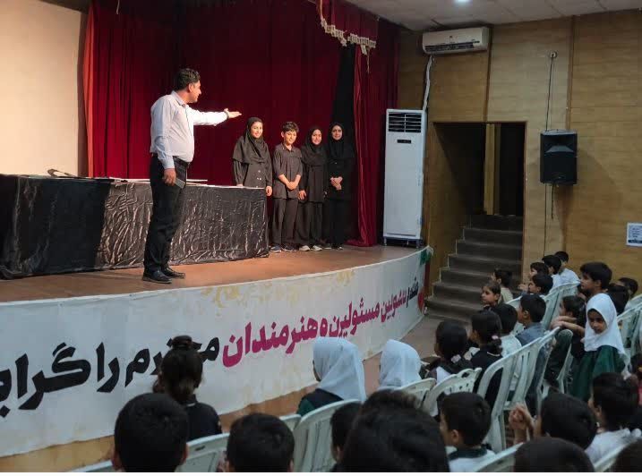 مربی و اعضای کانون کرمانشاه برای خانواده شهدای میناب تئاتر عروسکی اجرا کردند