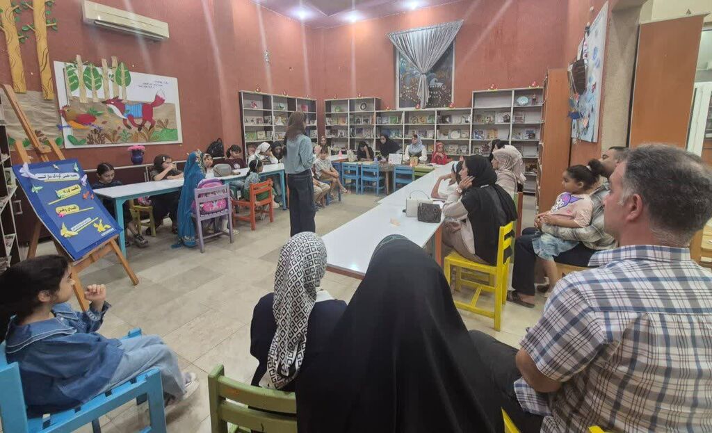 آیین حافظ‌خوانی نسل نو با حضور خانواده‌ها در مرکزپارک گلها بندرعباس