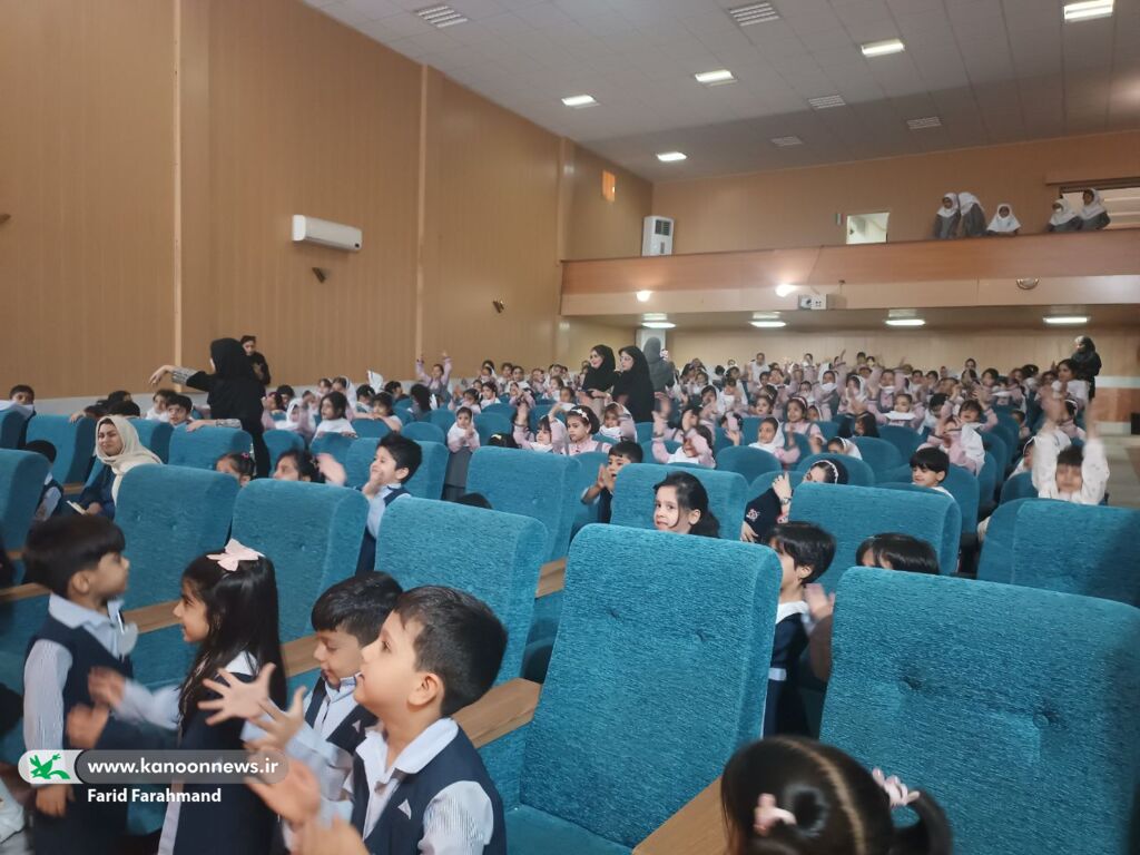 نمایش علمی و طنز کانون لبخند را به یکهزار و ۲۴۰ کودک زاهدانی هدیه داد