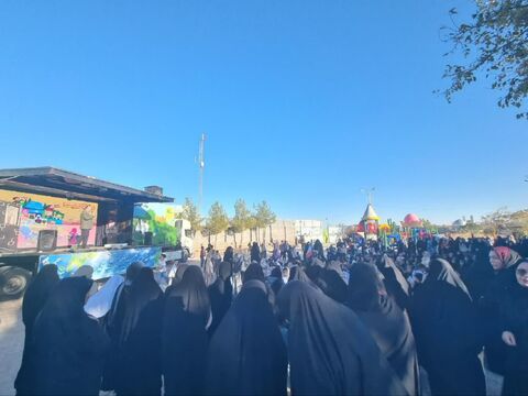گزارش تصویری سفر «پیک امید» استان و ویژه‌برنامه‌های تماشاخانه سیار در سطح استان