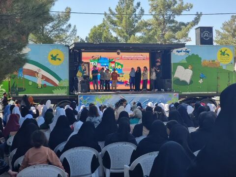 گزارش تصویری سفر «پیک امید» استان و ویژه‌برنامه‌های تماشاخانه سیار در سطح استان