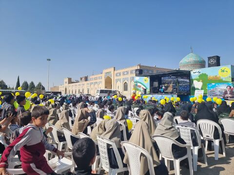 گزارش تصویری سفر «پیک امید» استان و ویژه‌برنامه‌های تماشاخانه سیار در سطح استان