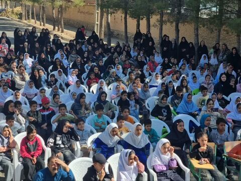 گزارش تصویری سفر «پیک امید» استان و ویژه‌برنامه‌های تماشاخانه سیار در سطح استان