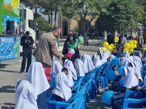 گزارش تصویری سفر «پیک امید» استان و ویژه‌برنامه‌های تماشاخانه سیار در سطح استان