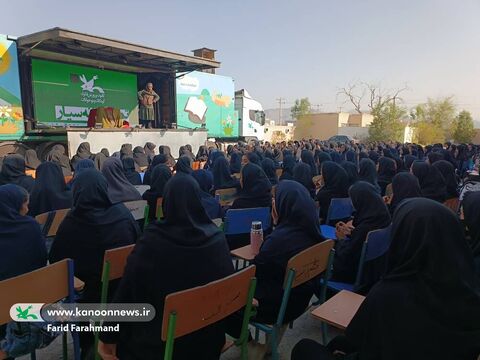 روزهای اول و دوم اجرای تماشاخانه سیار کانون پرورش فکری در جنوب سیستان و بلوچستان