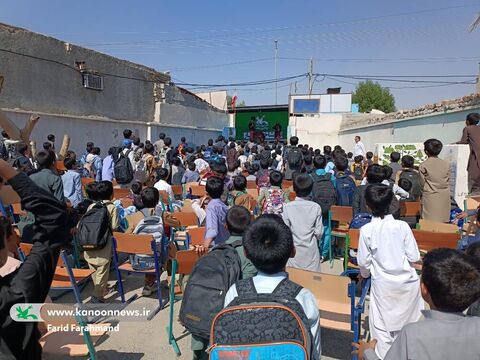 روزهای اول و دوم اجرای تماشاخانه سیار کانون پرورش فکری در جنوب سیستان و بلوچستان