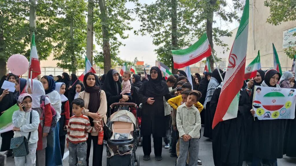 مربیان، والدین و اعضای کانون کنگاور در آیین رژه جانفدا شرکت کردند