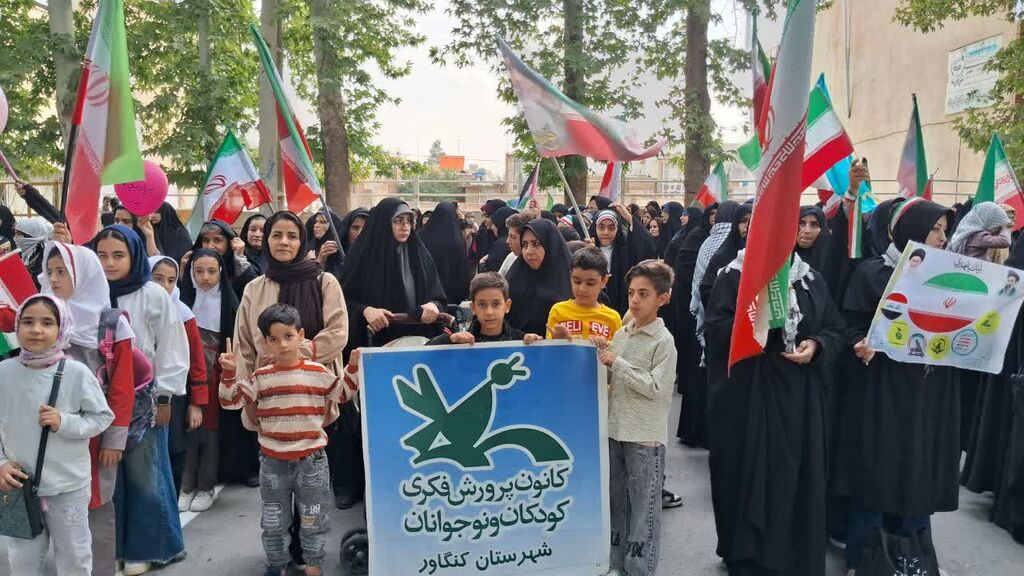 مربیان، والدین و اعضای کانون کنگاور در آیین رژه جانفدا شرکت کردند