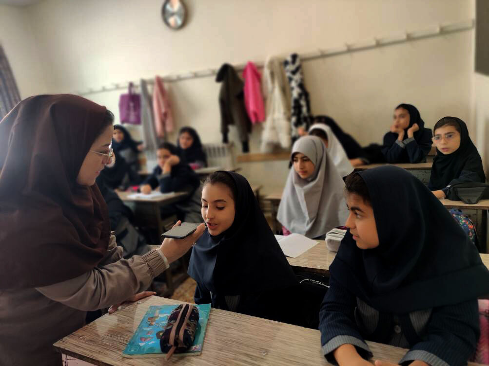 گفت‌وگوی تلفنی دانش‌آموزان دبستان مریم تبریز با حسین تولایی، شاعر کودک و نوجوان
