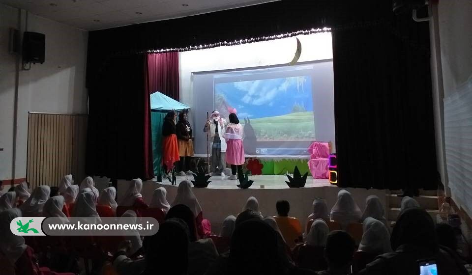 نمایش «مهمانی ماه»؛ روایت صحنه‌ای مهربانی با هنرنمایی نوجوانان کانون شهر صاحب