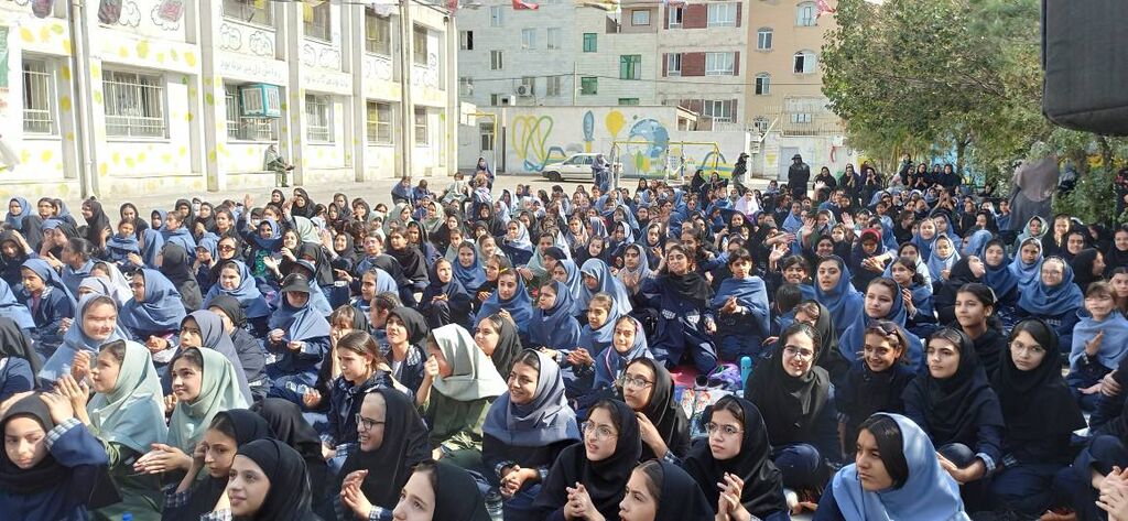 استقبال پرشور بیش از ۴۰۰ دانشآموز دختر از تماشاخانه سیار کانون در مدرسه آزادی قدس ۲
