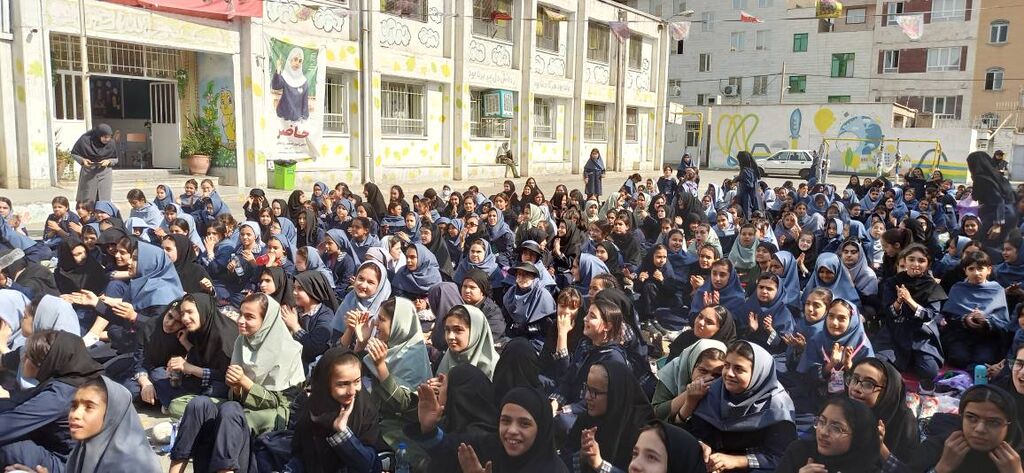استقبال پرشور بیش از ۴۰۰ دانشآموز دختر از تماشاخانه سیار کانون در مدرسه آزادی قدس ۲