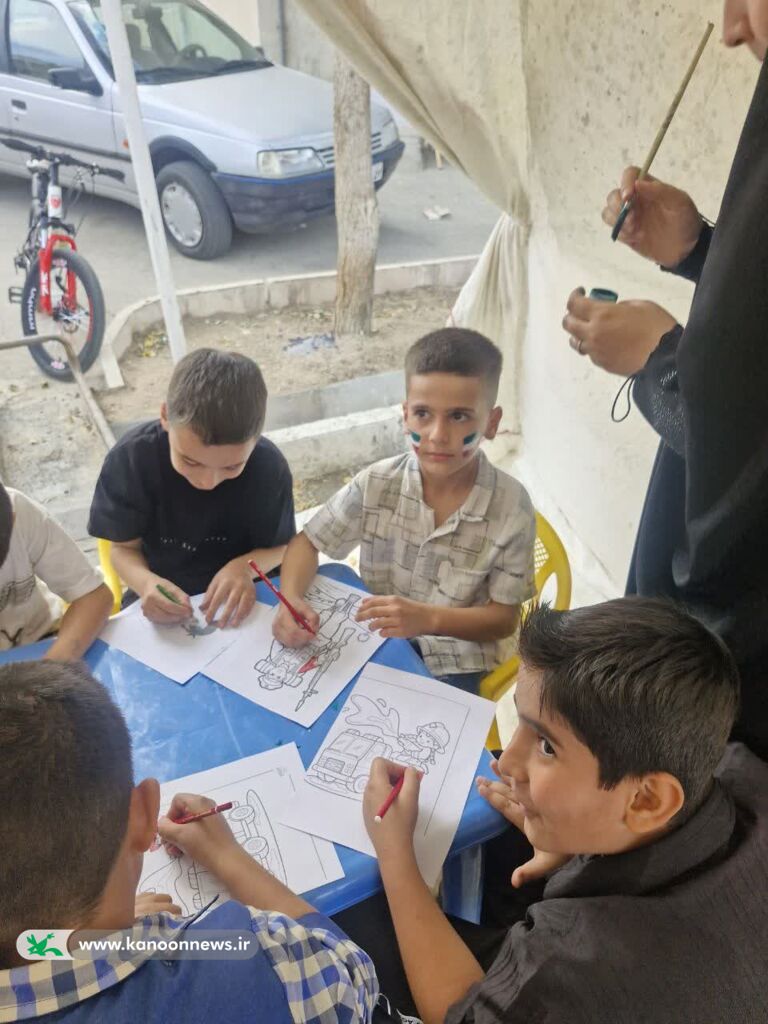 غرفه نقاشی کانون شهرستان فراهان با حضور مربیان مراکز برپا شد