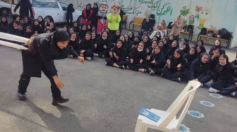 اجرای برنامه‌های ورزشی کتابخانه سیار روستایی کانون البرز