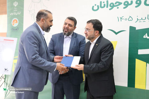 تجلیل از داریوش آقاسی مدیر کل کانون خوزستان  در گردهمایی مدیران کل سیرجان