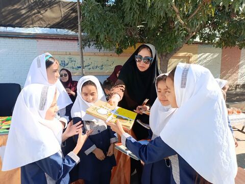 گزارش تصویری تجهیز کتابخانه مدرسه‌ای درحاشیه شهر قوچان همزمان با هفته ملی کودک