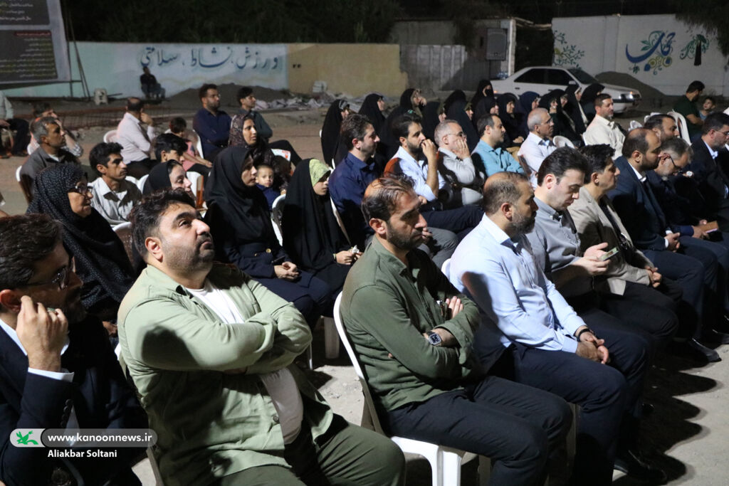 مدیران و مربیان کانون با شهدای مدرسه شجره طیبه میناب تجدید میثاق کردند