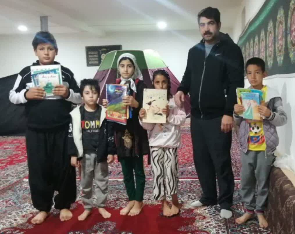 مربی کتابخانه سیار روستایی شماره دو ایلام:
کتابخانه سیار تنها یک خودرو نیست، بلکه یک مرکز فرهنگی هنری متحرک است