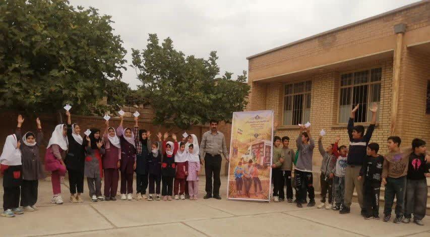 مربی کتابخانه سیار روستایی شماره دو ایلام:
کتابخانه سیار تنها یک خودرو نیست، بلکه یک مرکز فرهنگی هنری متحرک است