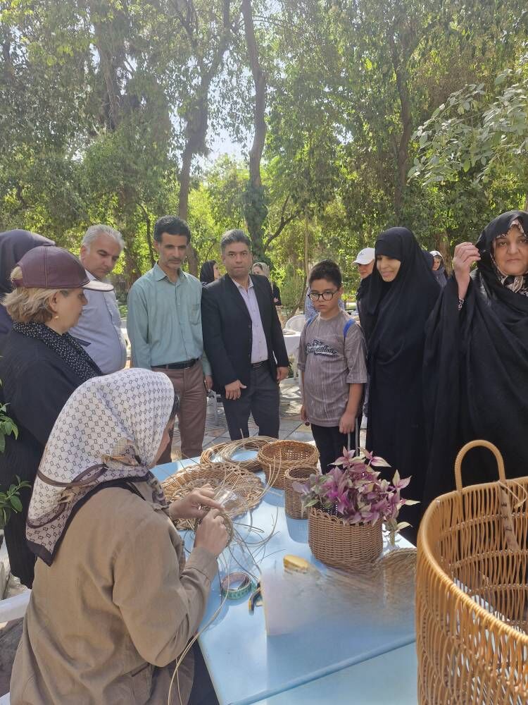 برپایی بازارچه‌ی خوداشتغالی والدین و اعضای مرکز ۸ تهران