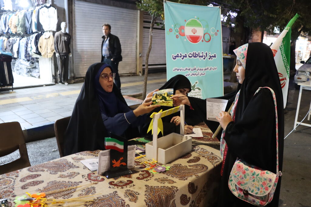 برگزاری میز ارتباطات مردمی کانون پرورش فکری آذربایجان‌غربی در حاشیه رزمگاه شبانه