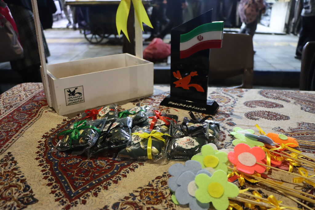 برگزاری میز ارتباطات مردمی کانون پرورش فکری آذربایجان‌غربی در حاشیه رزمگاه شبانه