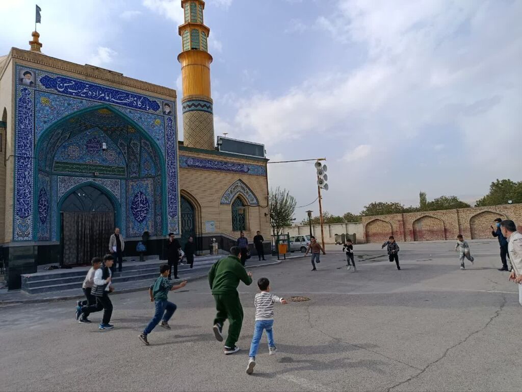 اجرای برنامه‌های فرهنگی و هنری توسط مراکز سیار روستایی ارومیه در امامزاده غریب حسن؛