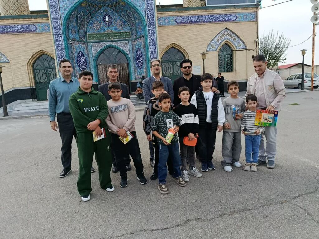 اجرای برنامههای فرهنگی و هنری توسط مراکز سیار روستایی ارومیه در امامزاده غریب حسن؛