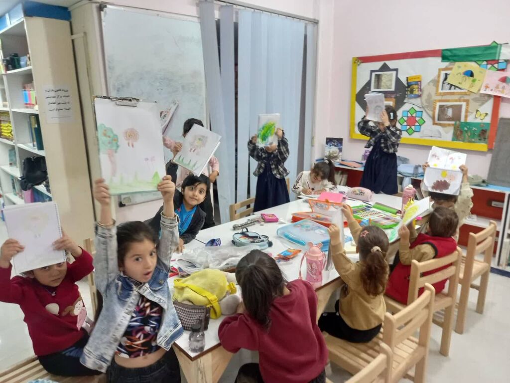 نقش‌آفرینی هنر در سلامت روان بانوان و کودکان با کارگاه نقاشی مادر و کودک در مهدی‌شهر