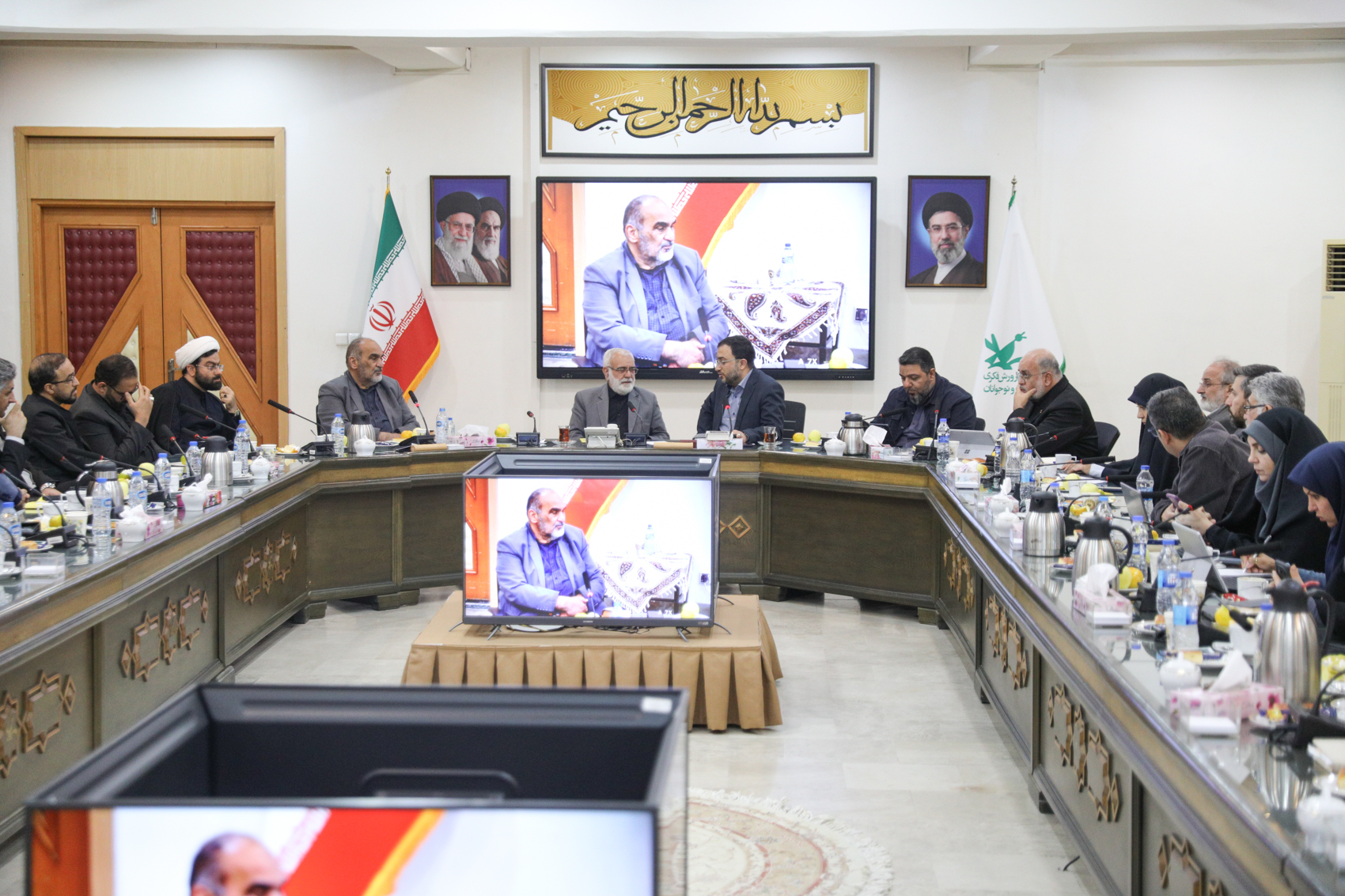 نشست مشترک شورای معاونان و مدیران‌کل کانون با مسئولان کمیته امداد امام خمینی(ره)