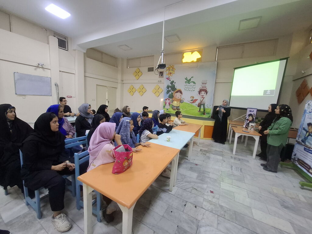 معرفی کتاب در قاب پیوند خانواده و کانون در مرکز ۳۵