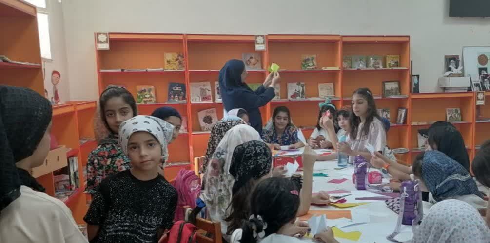 اعضای مرکز شماره ۵ کانون کرمانشاه به یاد شهدای میناب لاله‌های کاغذی ساختند