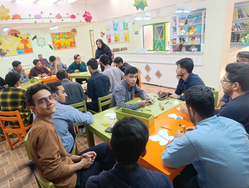 برگزاری کارگاه آموزشی مبانی کاردستی ویژه دانشجومعلمان در مرکز فرهنگی شماره ۱ گناباد
